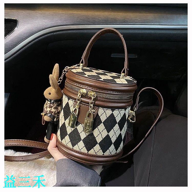 高階感小眾包包女個性女包流行四季網紅手提水桶包時尚單肩斜挎包-益三禾