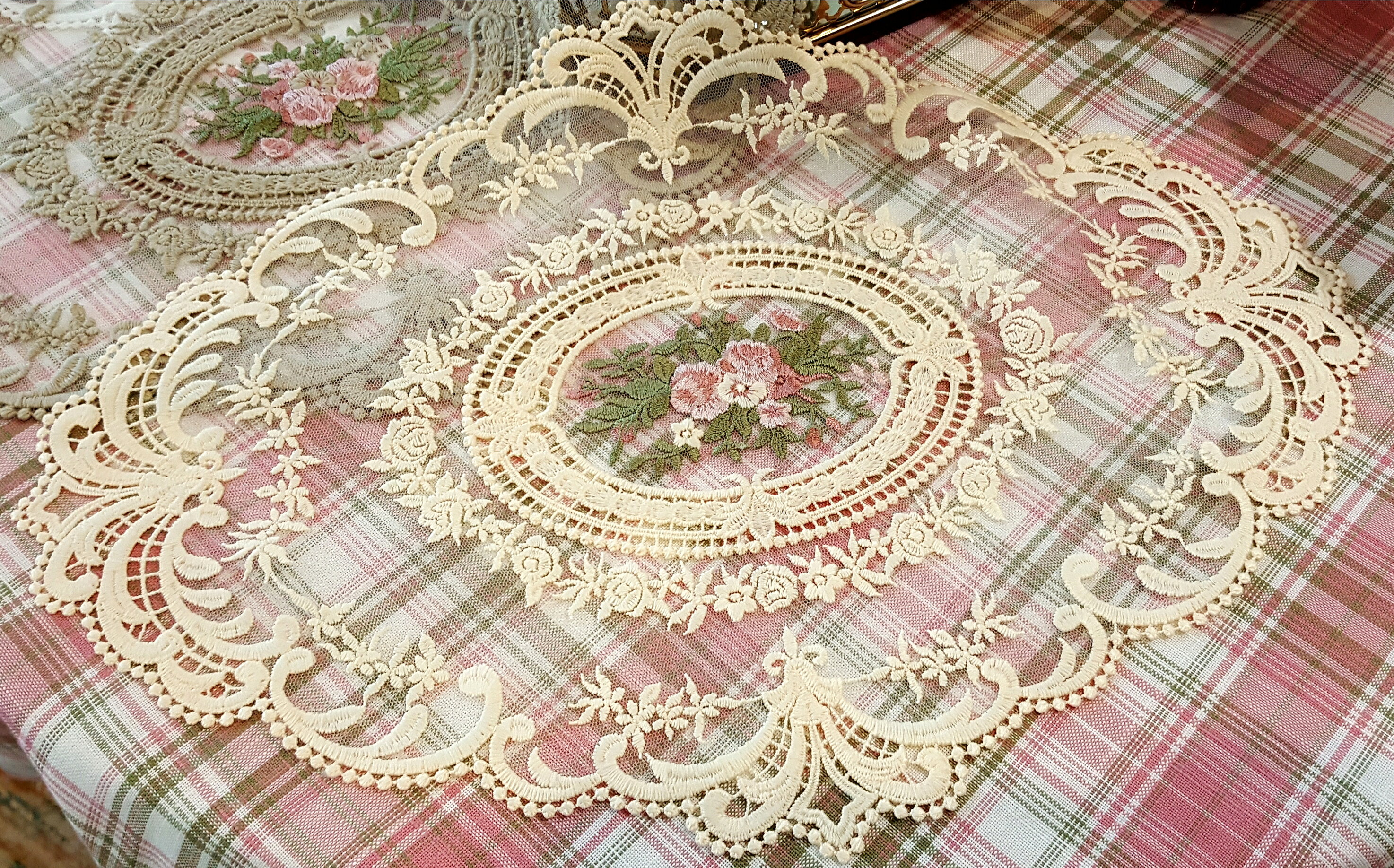 蕾絲刺繡桌墊(大橢) 2