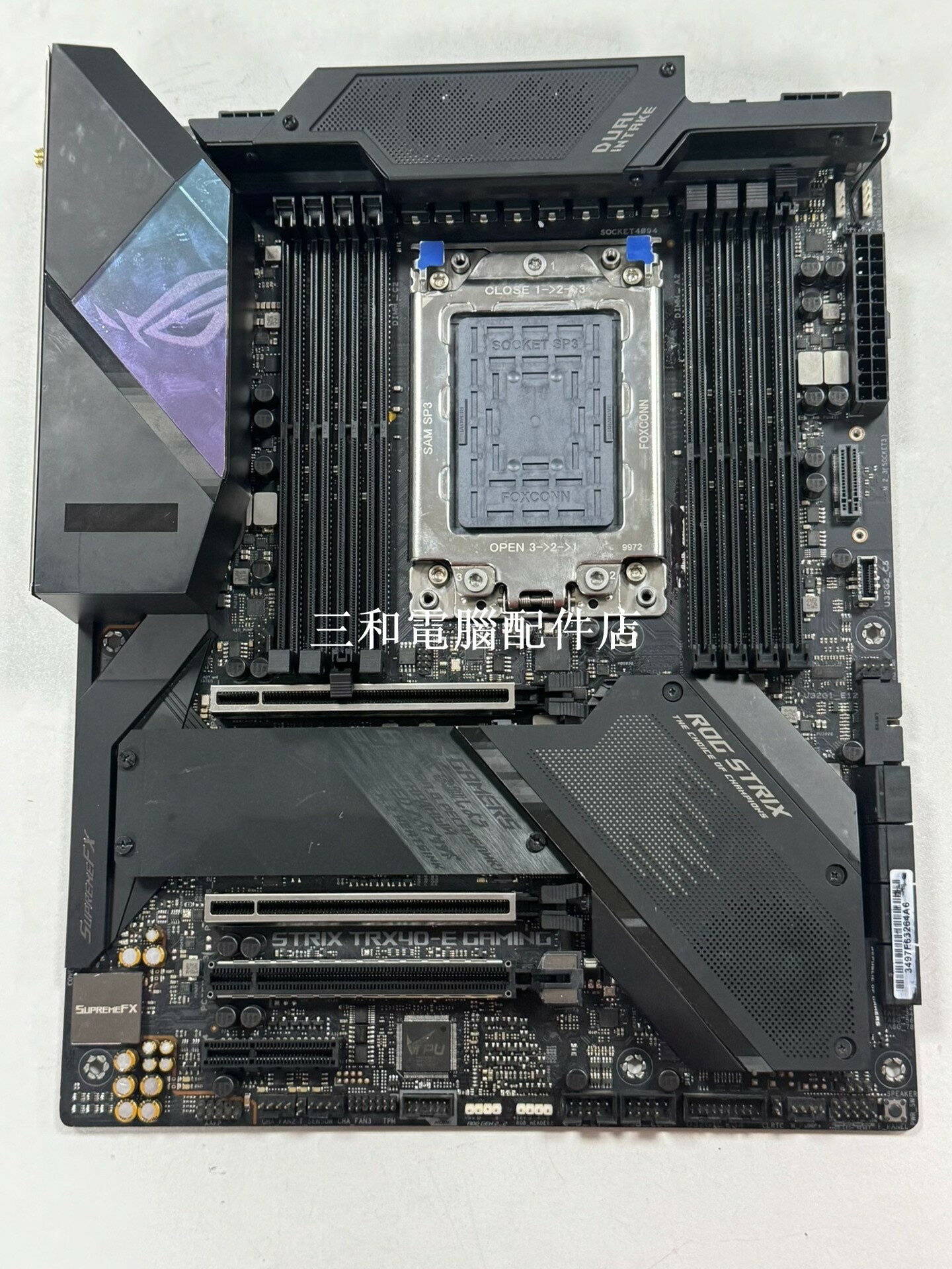 華碩ROG STRIX TRX40-E GAMING 9成新 無瑕裝置 如圖 玩家國度 ATX主機板 高效能 電競 大板