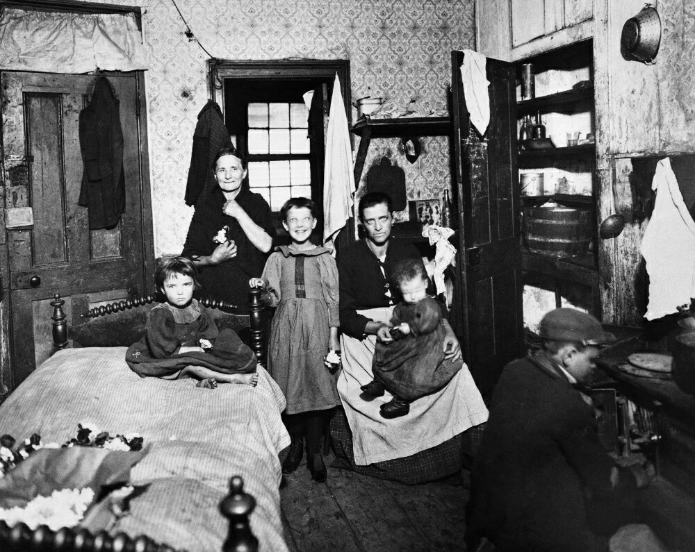 Posterazzi: New York Slum 1896 Na Family In Their Home On The Lower ...