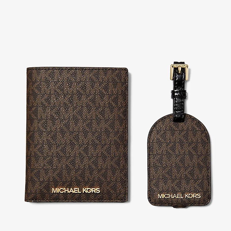 MICHAEL KORS 經典老花護照夾/行李吊牌禮盒組 防刮PVC塗層帆布 護照套 M72027 深咖啡色MK(現貨)▶指定Outlet商品5折起☆現貨【送禮首選★APP下單點數4倍送】