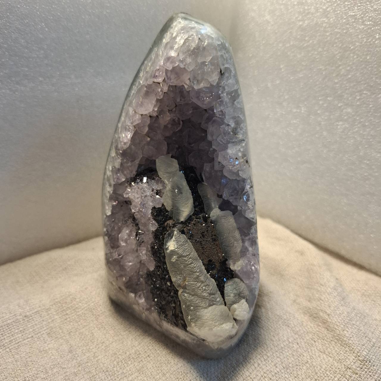 迷你水晶洞 -異象/白帶紫中牙帶方解石黑共生石