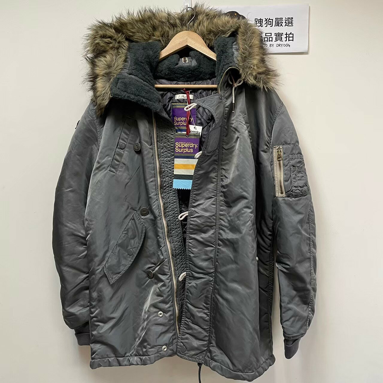 跩狗嚴選 極度乾燥 Superdry Rookie M51 N3B 中長版跩狗嚴選 極度乾燥 Superdry 經典復古風格 高階限量款 飛行 夾克 外套 N3B 風衣 長版大衣 深灰 防風保暖