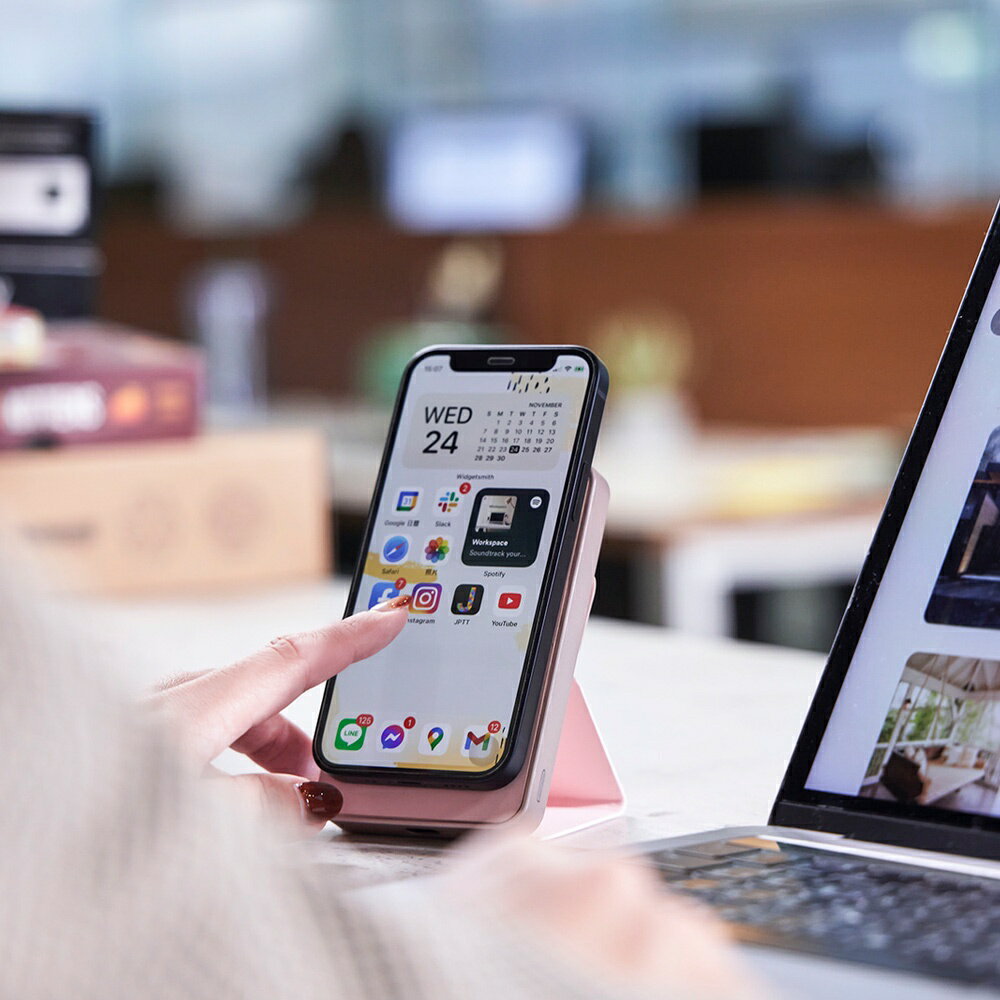 BEZALEL 倍加能Prelude SE MagSafe 立架式磁吸無線行動電源 (慕斯粉)  現貨 快充 手機支架 6