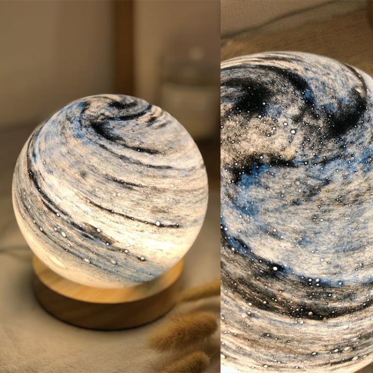 感恩節禮物 宇宙小行星流浪星球燈創意禮品球形玻璃木底星空月球燈臥室床頭燈 免運 三木優選