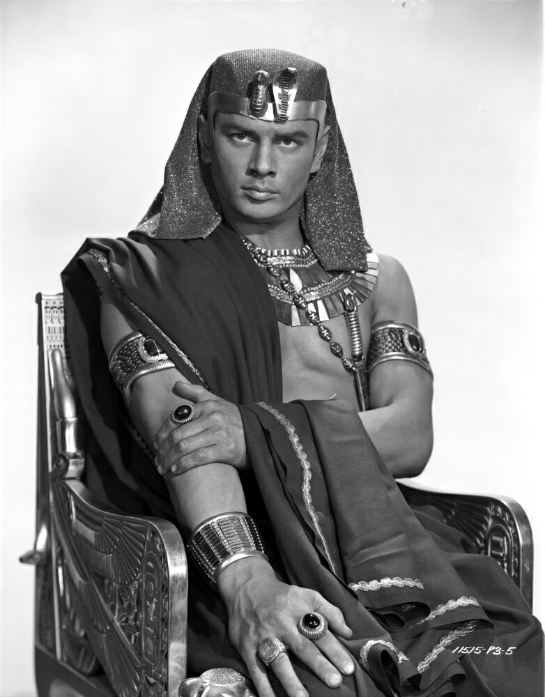 Posterazzi Yul Brynner In An Egyptian Costume Photo Print 8 X 10