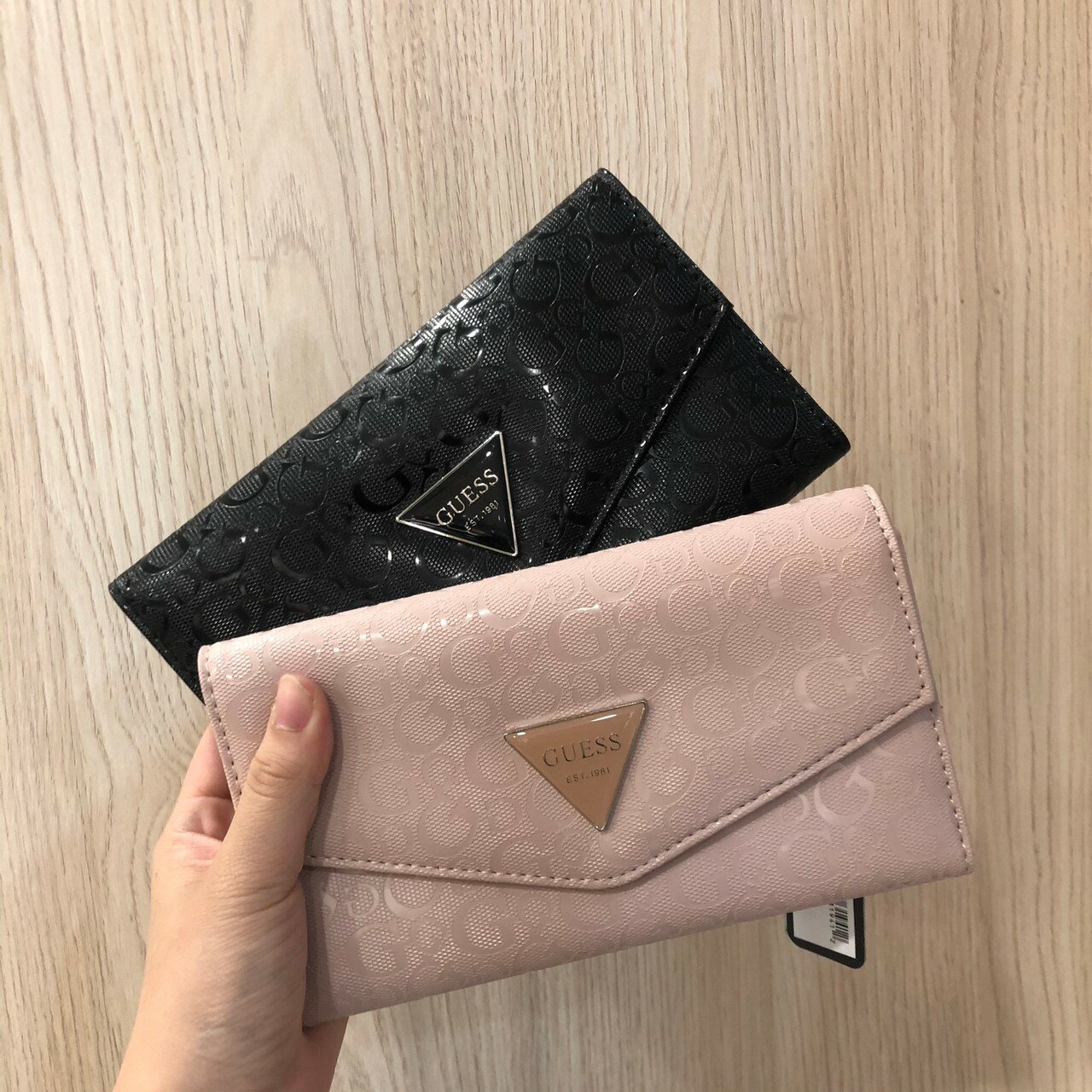 美國代購  台灣現貨 GUESS 浮雕logo 三折長夾 信封長夾【送禮精選★APP下單點數4倍送】