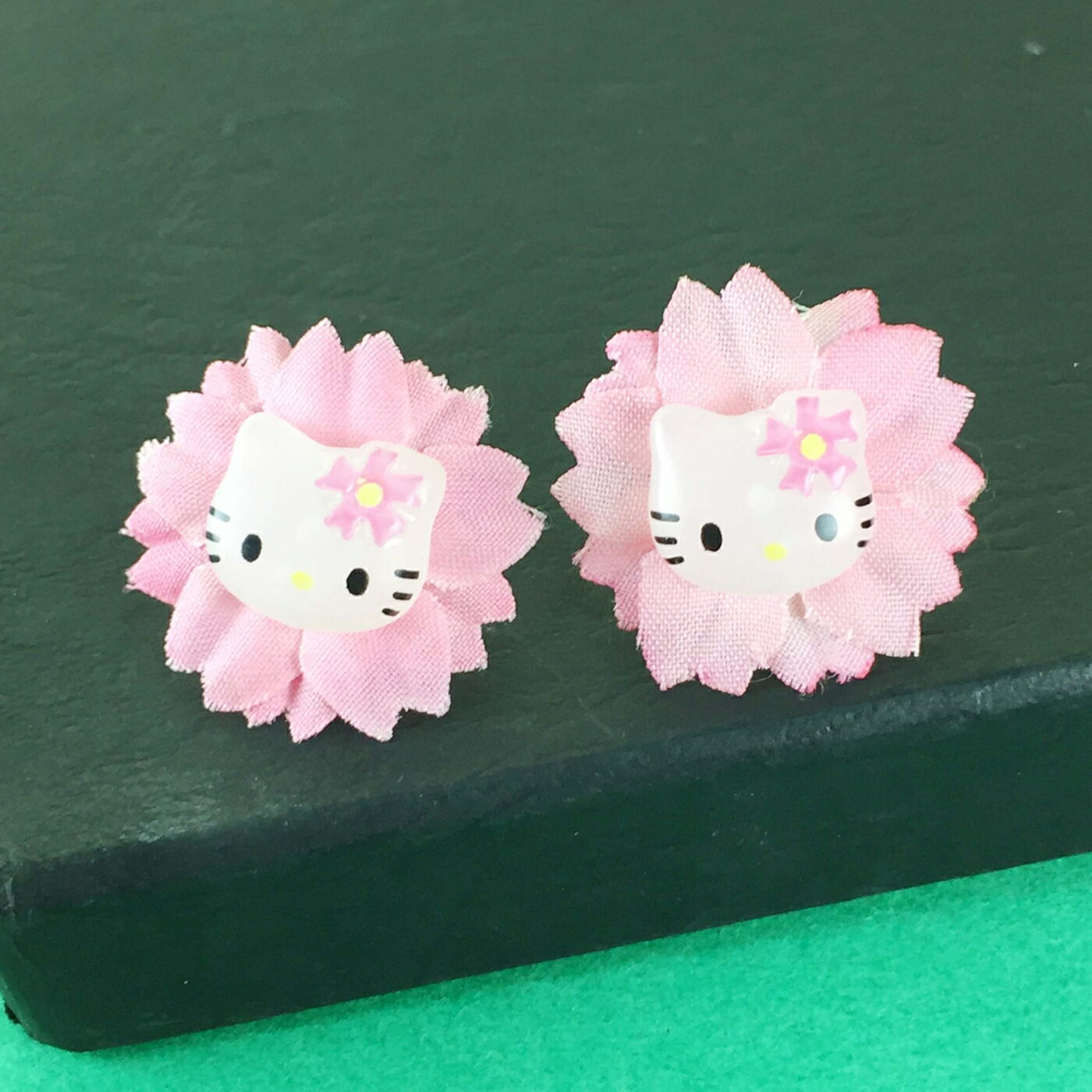 【震撼精品百貨】Hello Kitty 凱蒂貓 耳環-粉花造型 震撼日式精品百貨