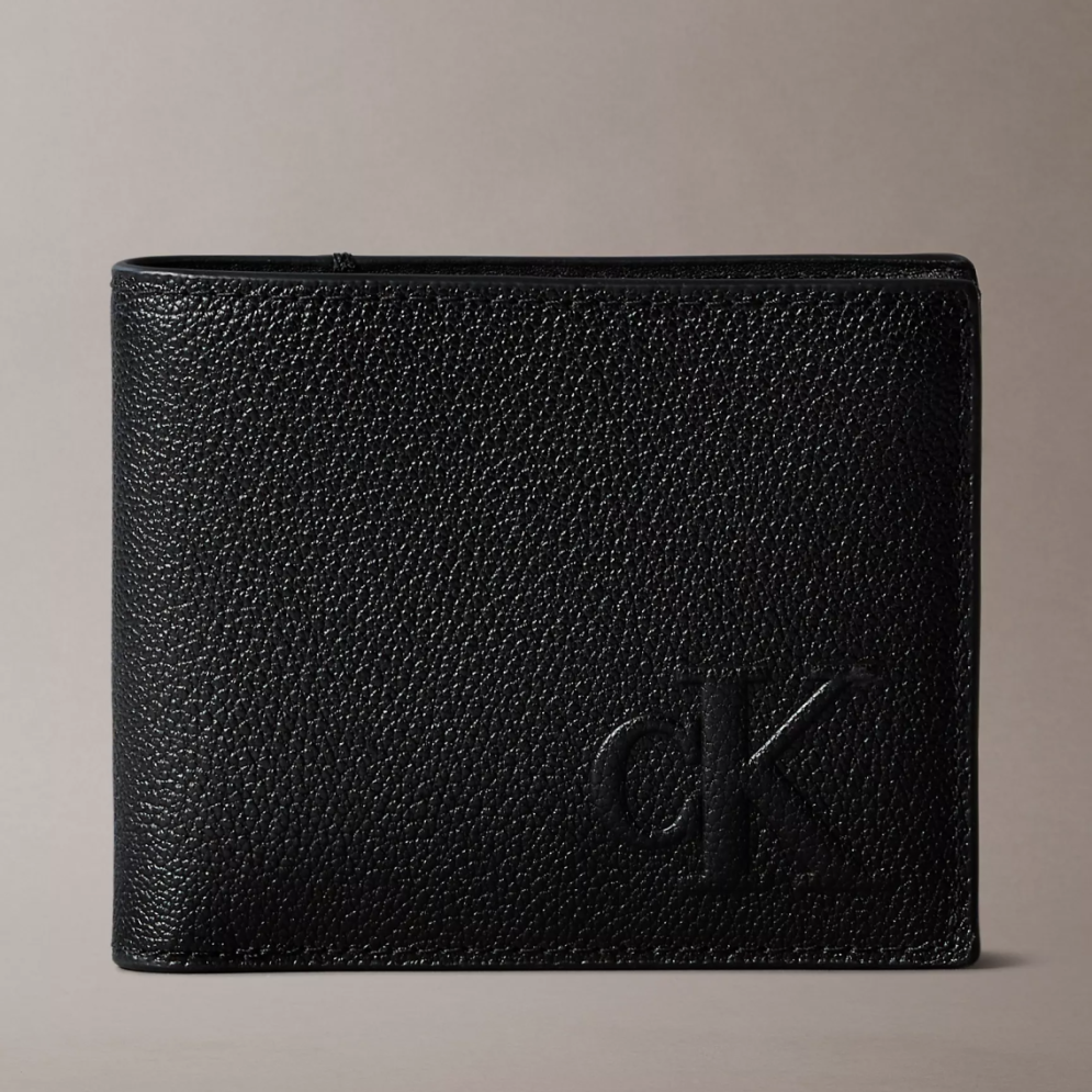 Calvin Klein 立體CK男士皮夾 短夾 鵝軟石紋真皮 男夾 皮夾 短夾 錢包 C63734 黑色CK(現貨)▶指定Outlet商品5折起☆現貨【送禮首選★APP下單點數4倍送】