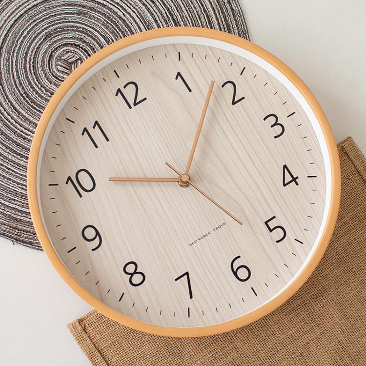 北歐新款簡約木質創意掛鐘客廳靜音時尚鐘表家用日式時鐘掛墻鐘飾
