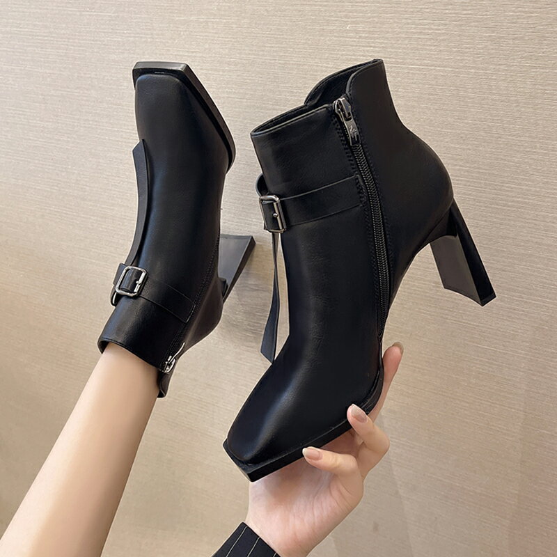 香港粗跟短靴女2021秋冬新款法式方頭皮帶扣側拉鏈軟皮高跟瘦瘦靴