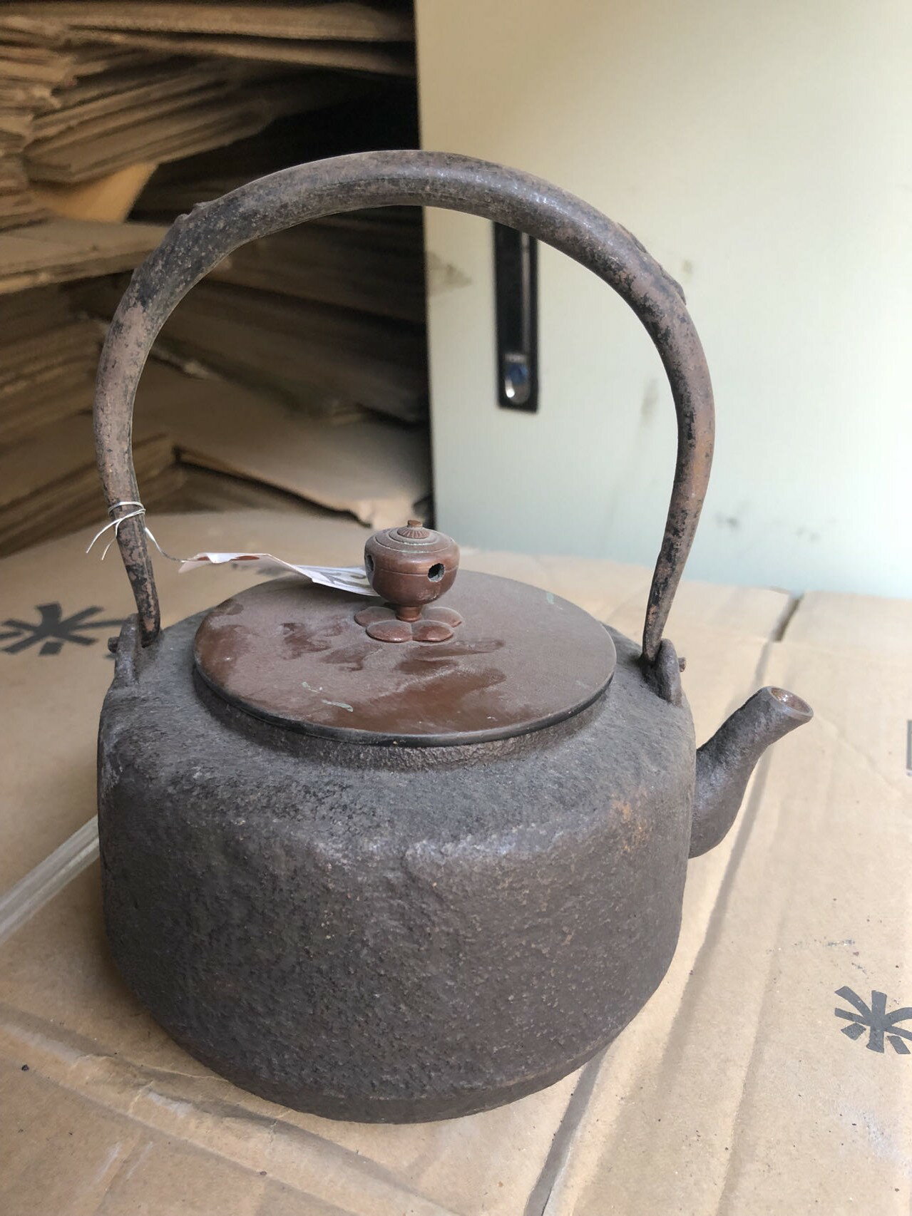 日本回流鐵壺一把，年代久，尺寸不大容量小，可看圖。