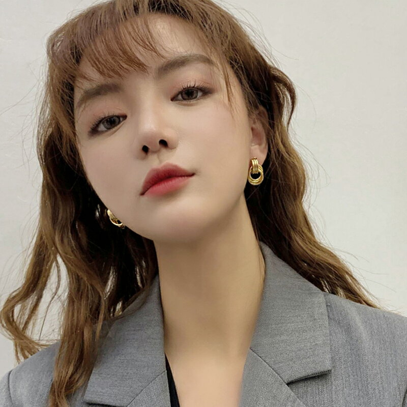 高階感復古港風金屬耳釘女新款潮網紅時尚氣質耳環冷淡風耳飾1入