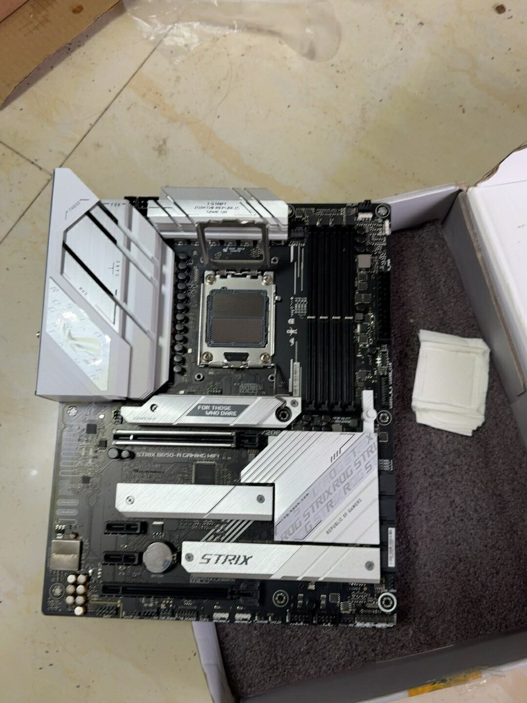華碩ROG B650-A GAMING WIFI 吹雪主機板 國行正品 SN官保 原盒配件齊全 實拍如圖 針腳完好 性能強勁 電競主機首選