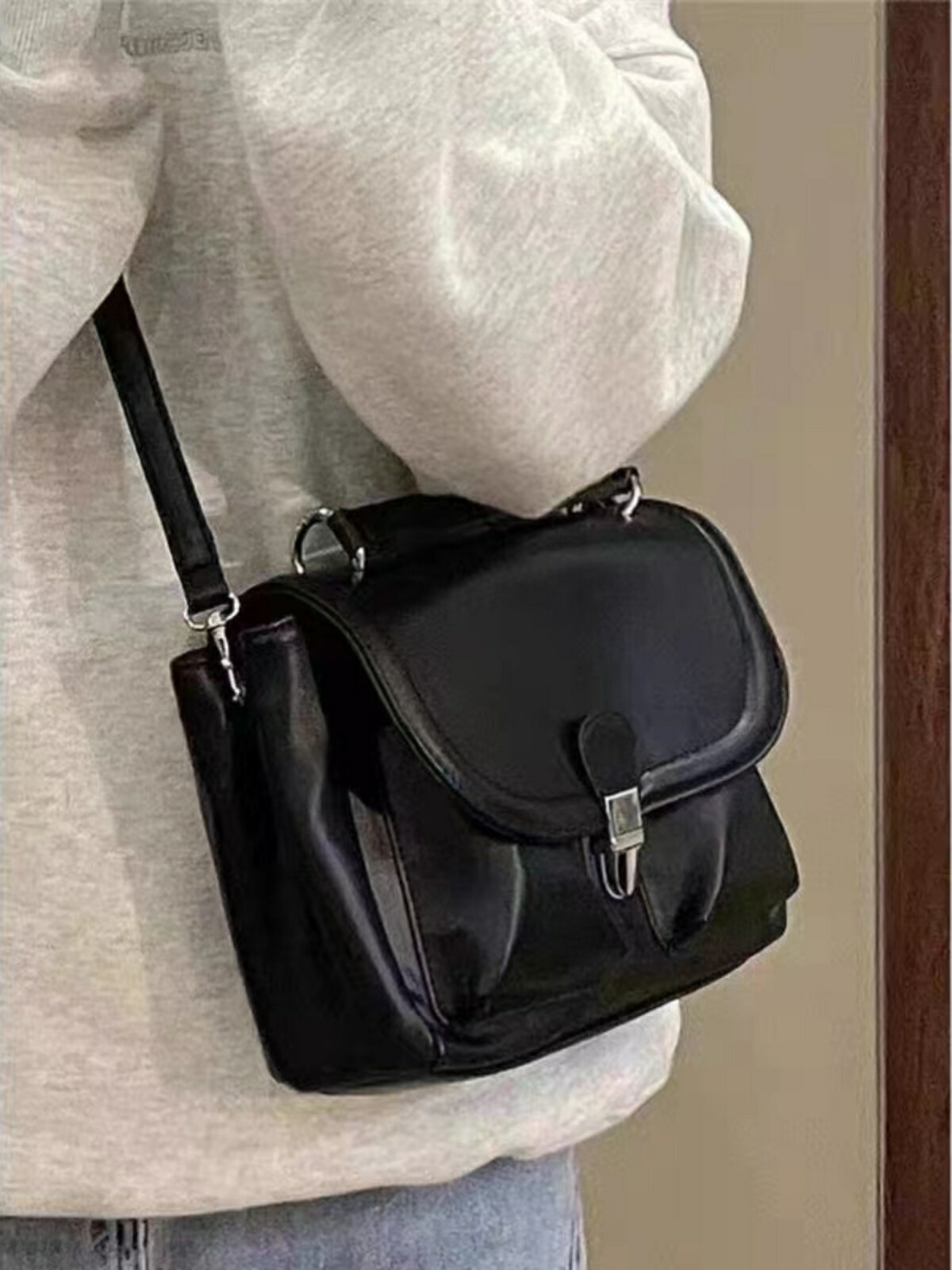 大容量郵差公文包包女2023新款復古軟皮質感醫生包簡約百搭斜挎包