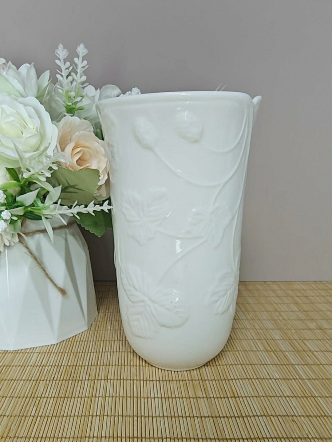 日本中古 MINTON皇家維多利亞草莓浮雕白瓷花瓶 骨瓷花插 英產復古花器 野草莓系列 收藏級古董花瓶 全品相優雅擺飾