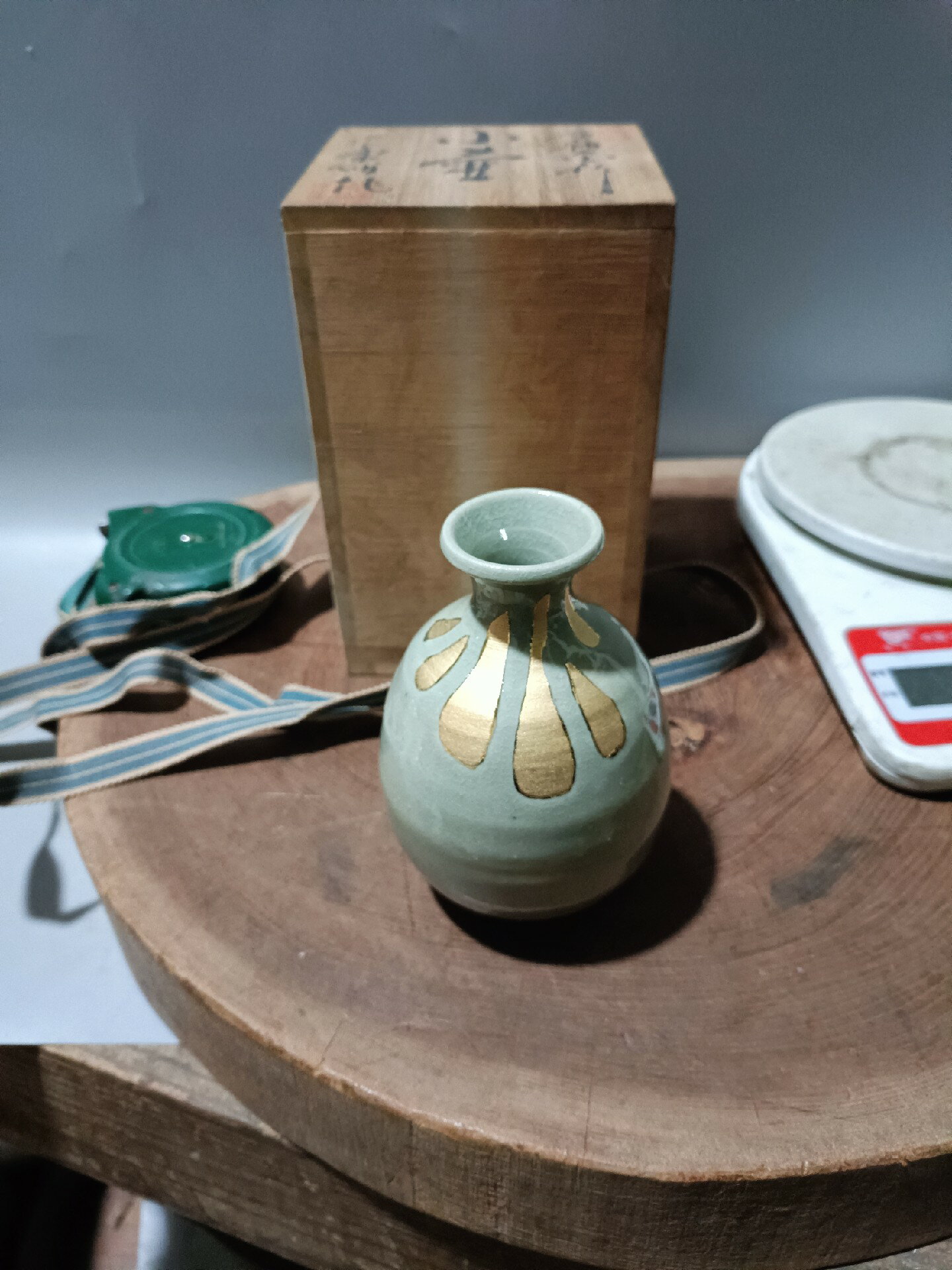 日本迴流瓷器昭和時期小壺花瓶一個，全品，帶原盒。高度約12c