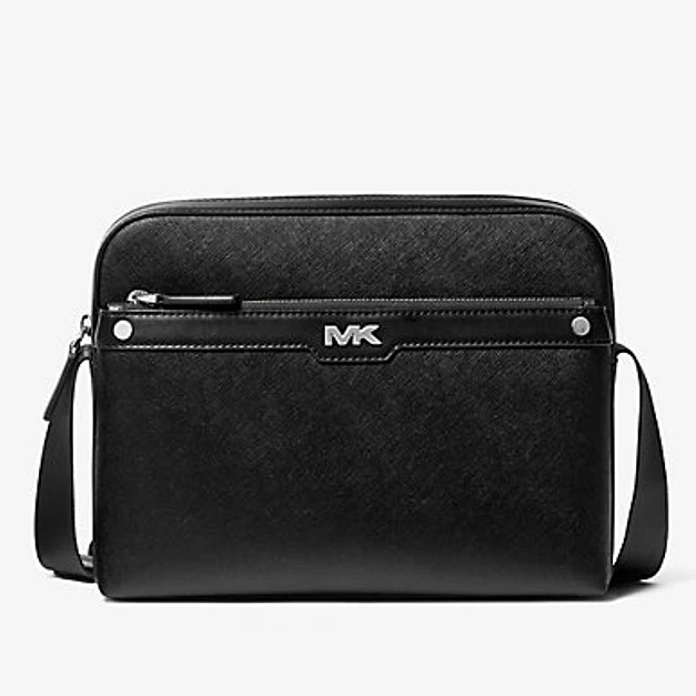 MICHAEL KORS 防刮皮革記者包 斜揹包 十字紋真皮 單肩包 書包 M54080 黑色MK(現貨)▶指定Outlet商品5折起☆現貨【送禮首選★APP下單點數4倍送】