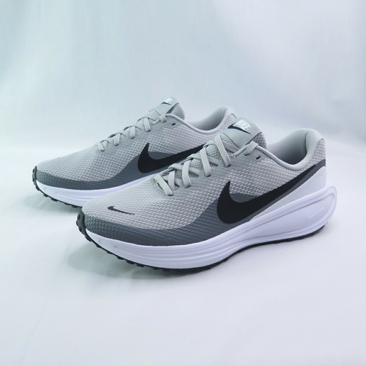 NIKE HJ9198004 男慢跑鞋 Revolution 8 灰/黑白 大尺碼【iSport愛運動】