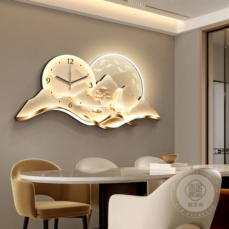日照金山客廳表掛鐘餐廳裝飾畫時鐘掛墻2024新款飯廳創意鐘表壁燈