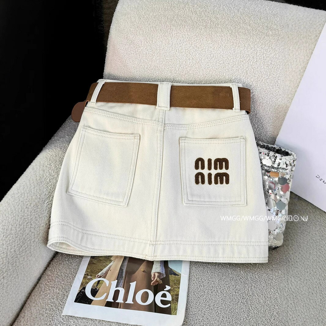 白色牛仔半身裙高級感辣妹miu裡miu氣字母刺繡高腰顯瘦包臀短裙子#Hi, 貼心優衣家居#