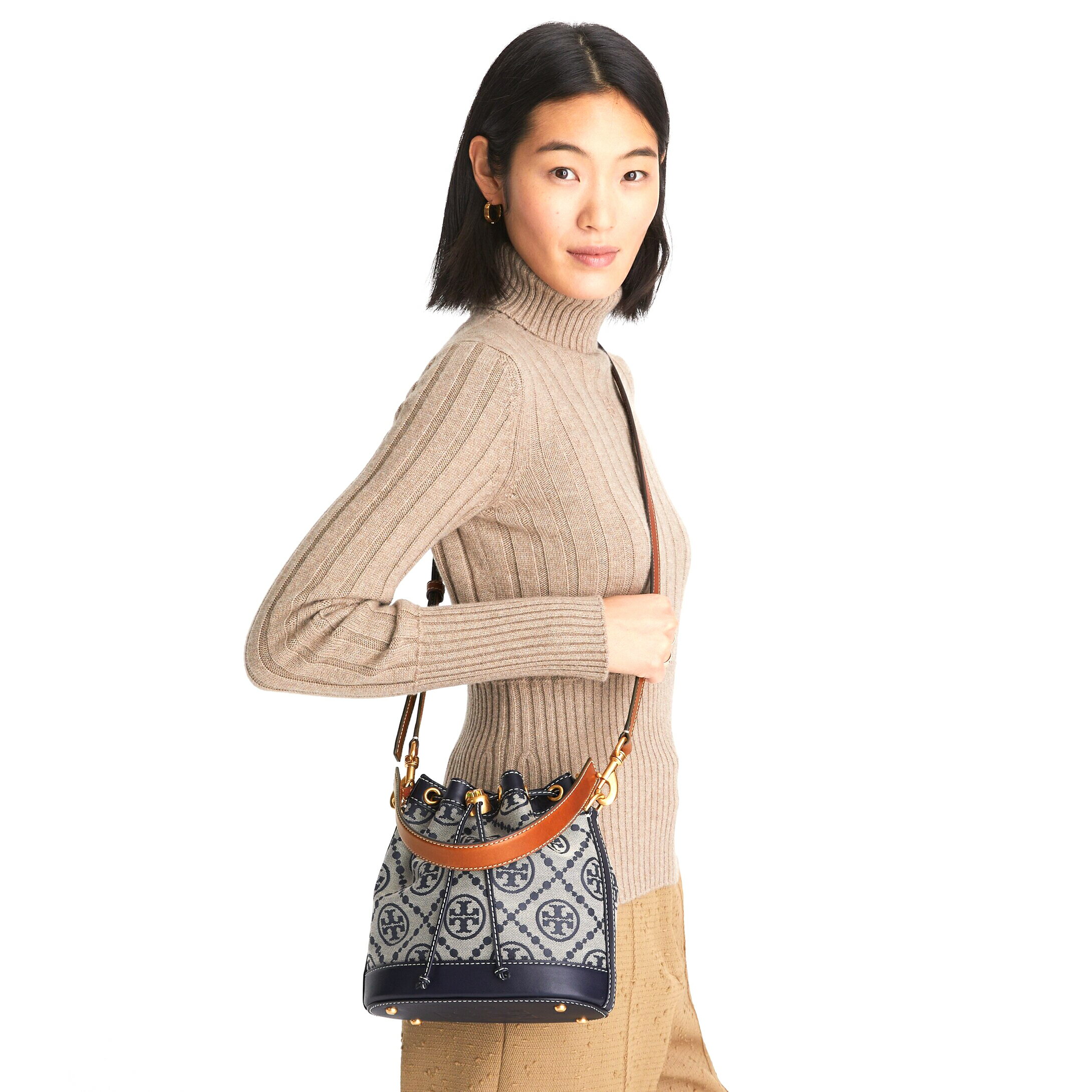精選★TORY BURCH T MONOGRAM 單肩斜跨手提水桶包 79487 84336  (現貨整新)~【母親節禮物★菲尼斯 國際精品3折起 春夏新品 換季下殺】 9