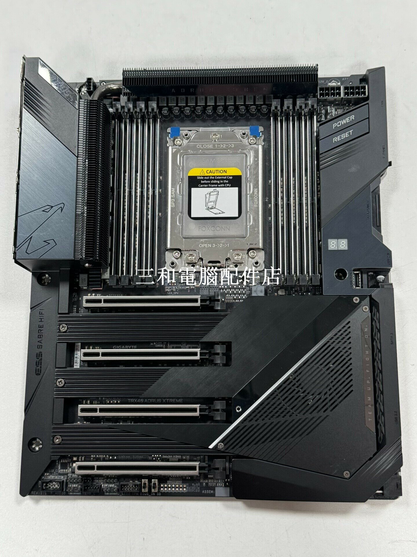 技嘉 TRX40 AORUS XTREME 超大板 成色 95 新 庫存 無天線 如圖 畫素風第三代AMD 硬體玩家首選