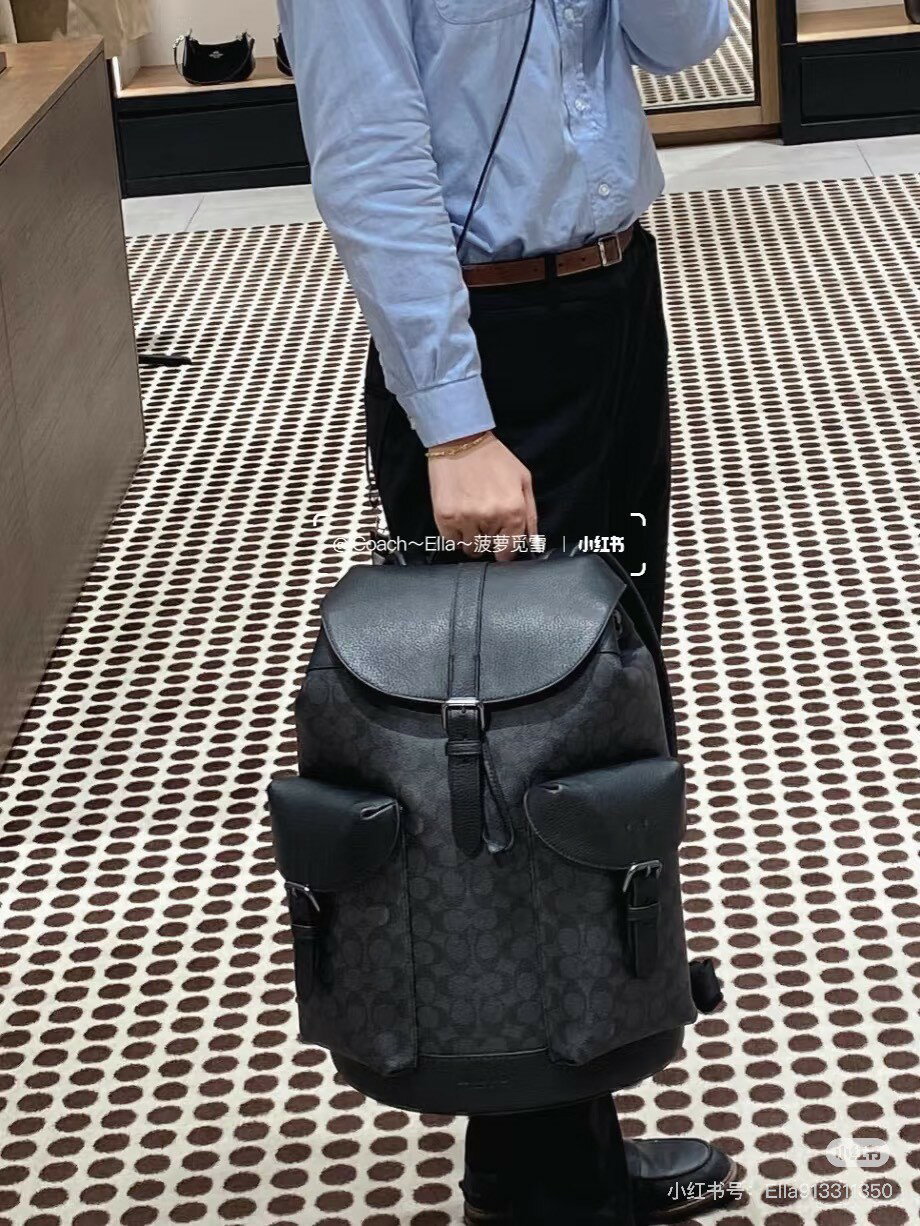 現貨在台~不用等。 Coach 大容量防刮防水 ❤️黑灰LOGO後背包