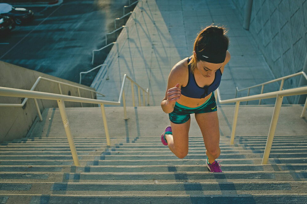 汗樂(HALO BANDIT) 超寬版 套頭式頭帶 (黑色)，由額頭10公分，逐漸往後窄至4公分，多款花色造型，塑造個人風格 7