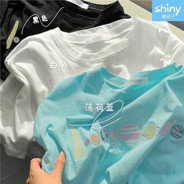 春夏亮相．圓領刺繡寬鬆短袖上衣- shiny藍格子【V3369】