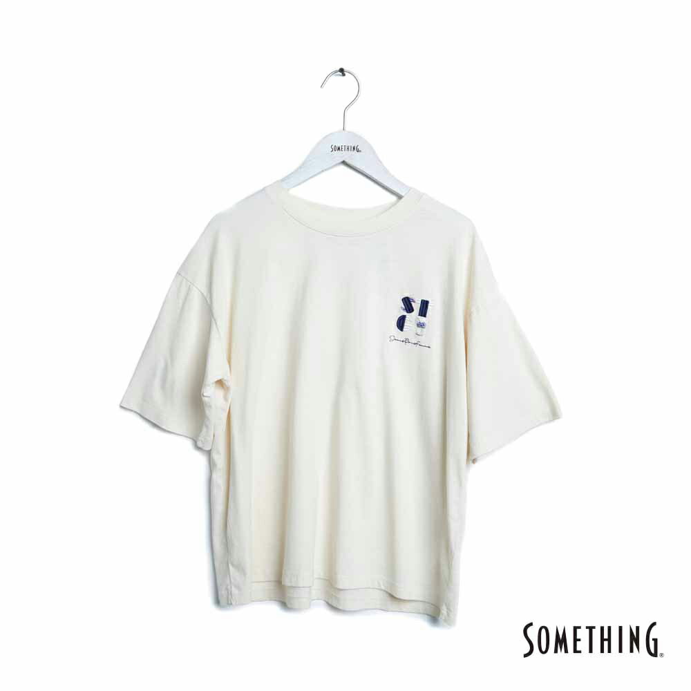 SOMETHING 雞尾酒繡花短袖T恤-女款 淺卡其