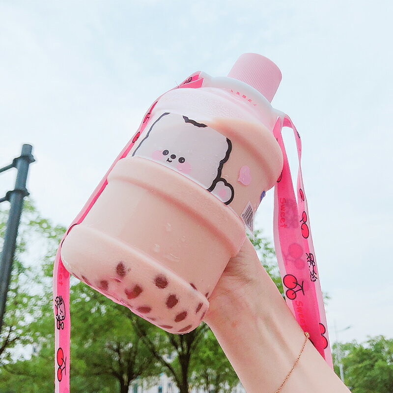 網紅奶茶水桶杯夏季戶外運動水壺學生斜挎便攜水杯可愛創意防摔