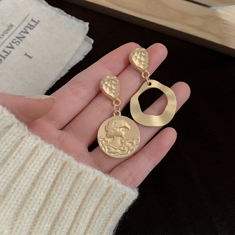 高階感復古氣質金屬大氣法式圓人像不對稱耳環精緻個性小眾耳釘女