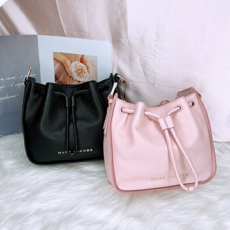美國代購 臺灣現貨 Marc Jacobs 新款荔枝牛皮水桶包 斜揹包【送禮精選★APP下單點數4倍送】