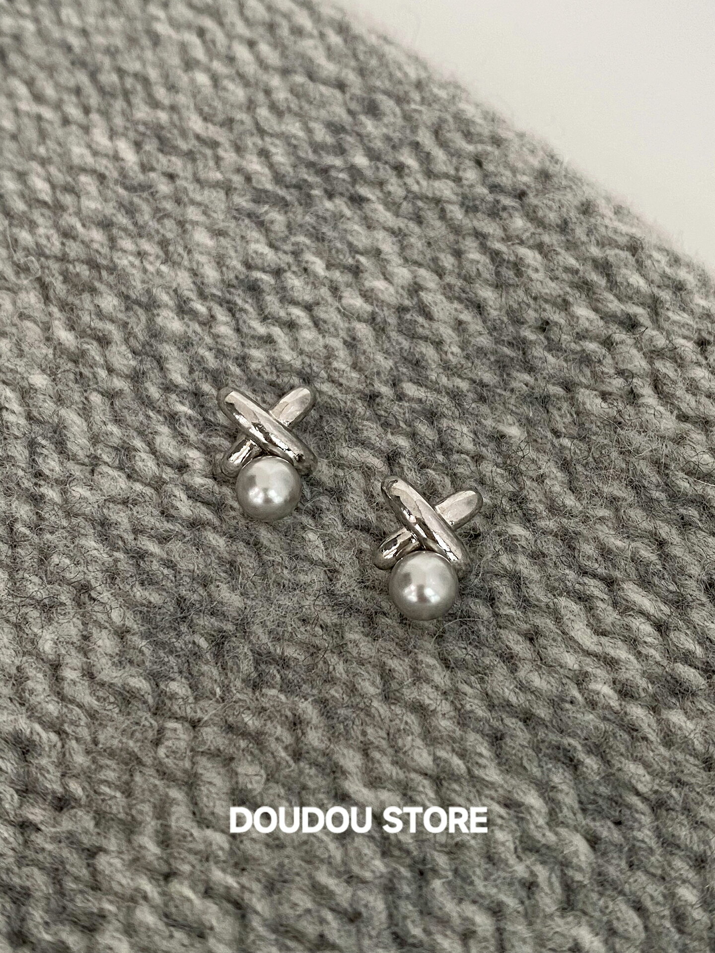 DOUDOUSTORE幾何交叉x型清冷灰色珍珠耳釘女幾何線條小巧日常耳環