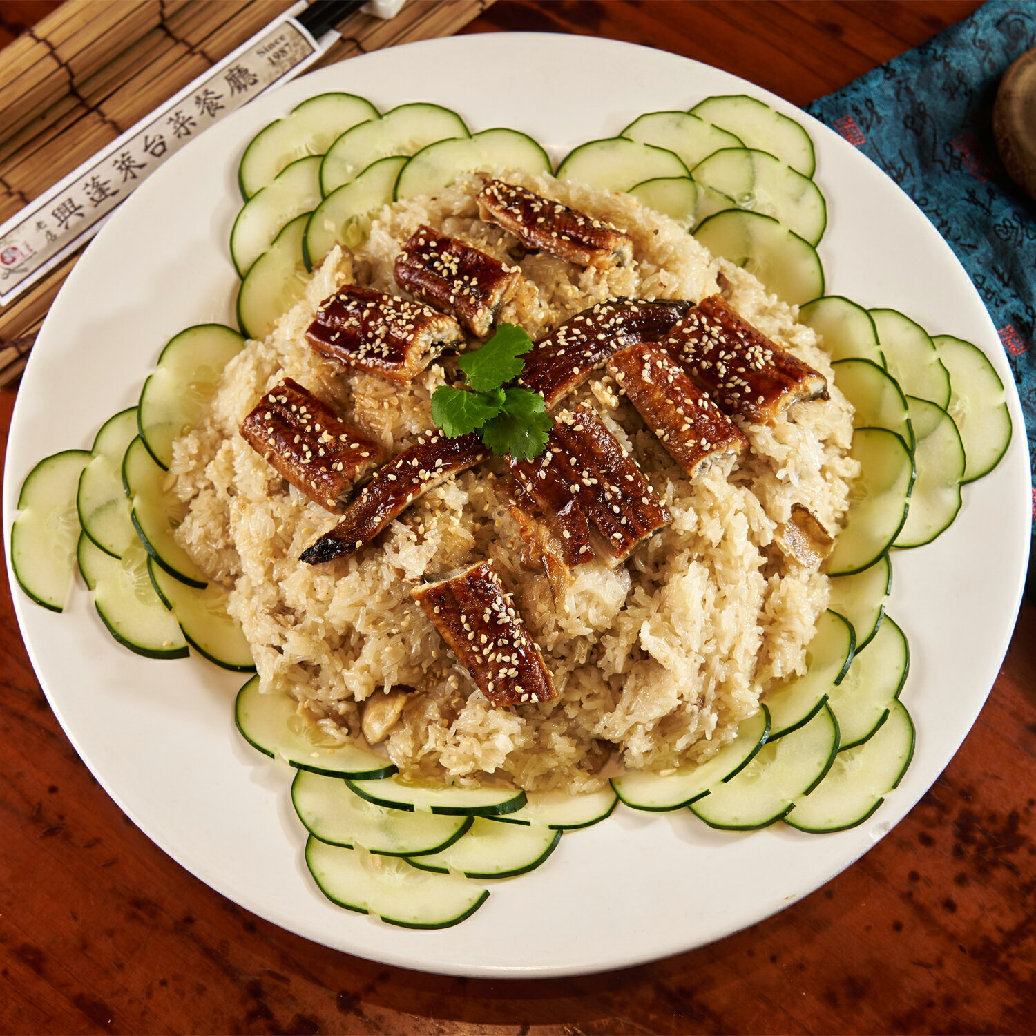 【興蓬萊台菜】｛連續四年米其林餐盤推薦｝《蒲燒鰻魚香雞飯》每份1390公克