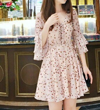 花漾女孩．碎花V領綁帶雙層喇叭袖洋裝 - shiny藍格子【V2407】