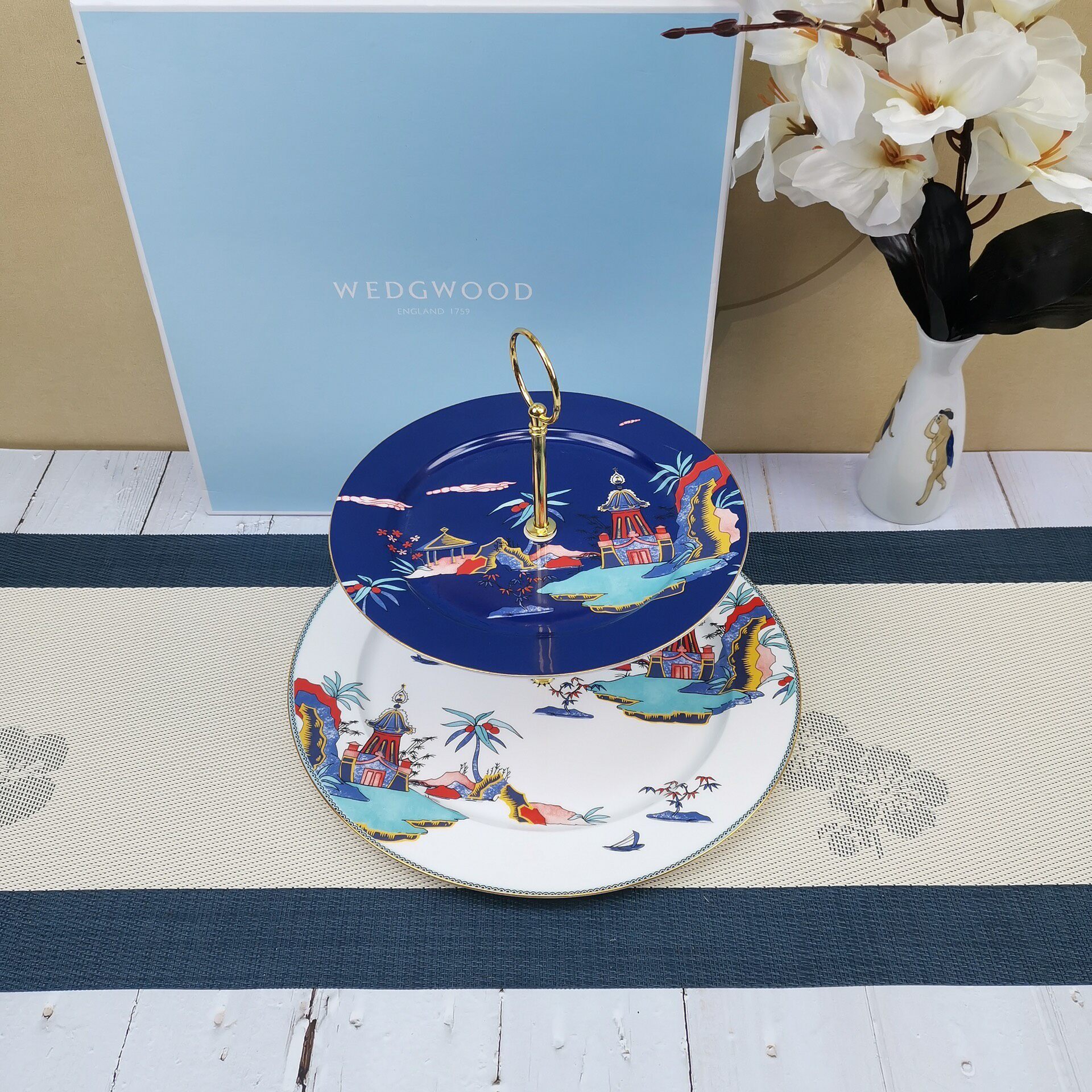【WEDGWOOD瑋緻活】漫遊美境骨瓷雙層點心盤 51%骨瓷金色金屬果盤 奢華金邊蛋糕架 高質感下午茶點心架 英式下午茶必備
