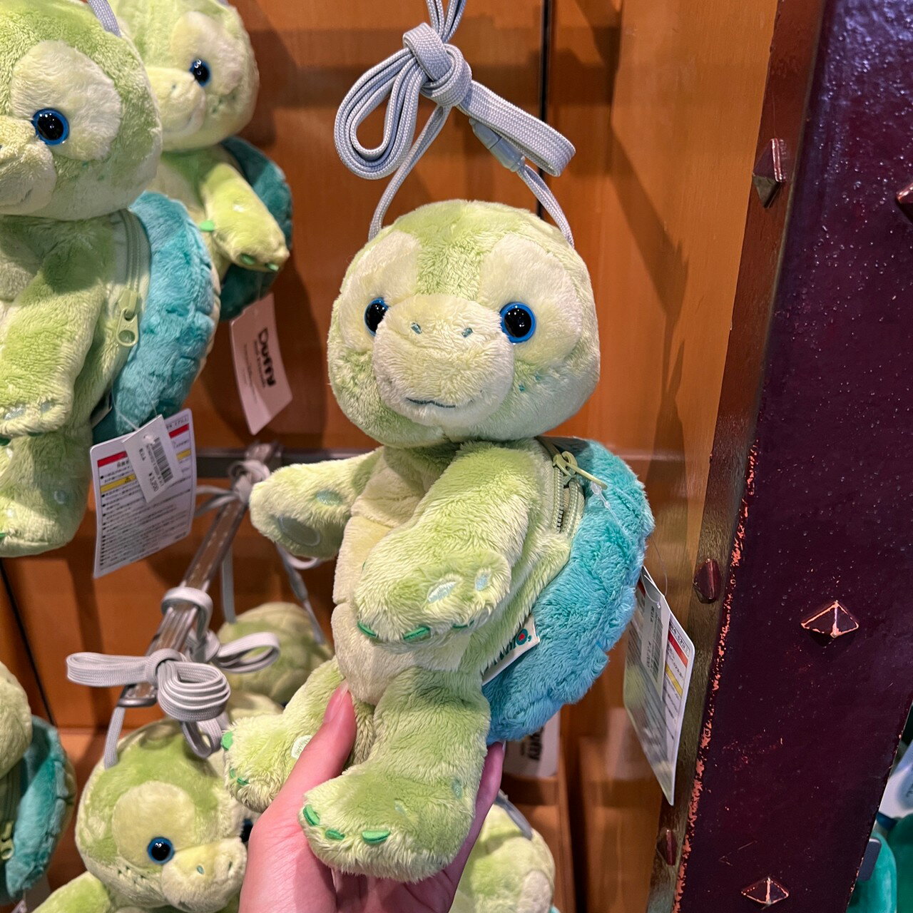 真愛日本 OluMel 小海龜 樂園限定 經典 絨毛娃造型 側背 拉鍊收納包 斜背包 手機包 東京迪士尼海洋樂園帶回