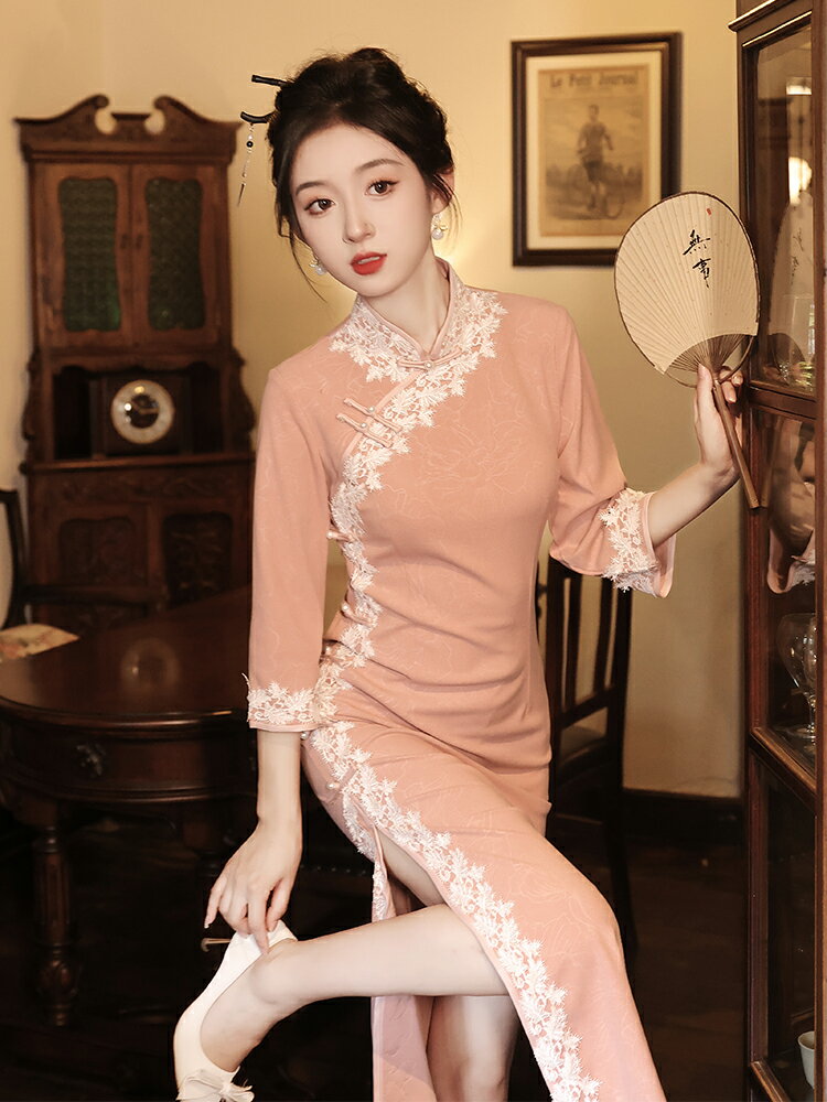 旗袍 旗袍洋裝 洋裝 新中式旗袍2023新款粉色長袖秋季年輕款少女改良訂婚裙日常秋冬裝『ZW6530』