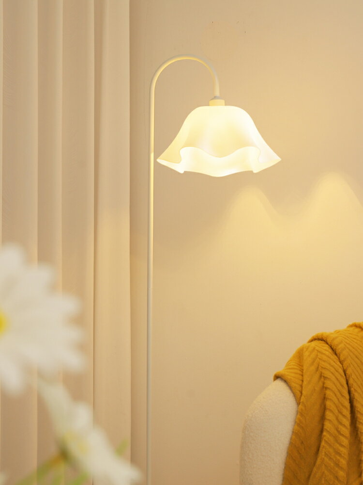 【免運】可開發票 立燈 奶油風落地燈簡約現代創意花朵客廳臥室床頭燈北歐網紅立式臺燈具