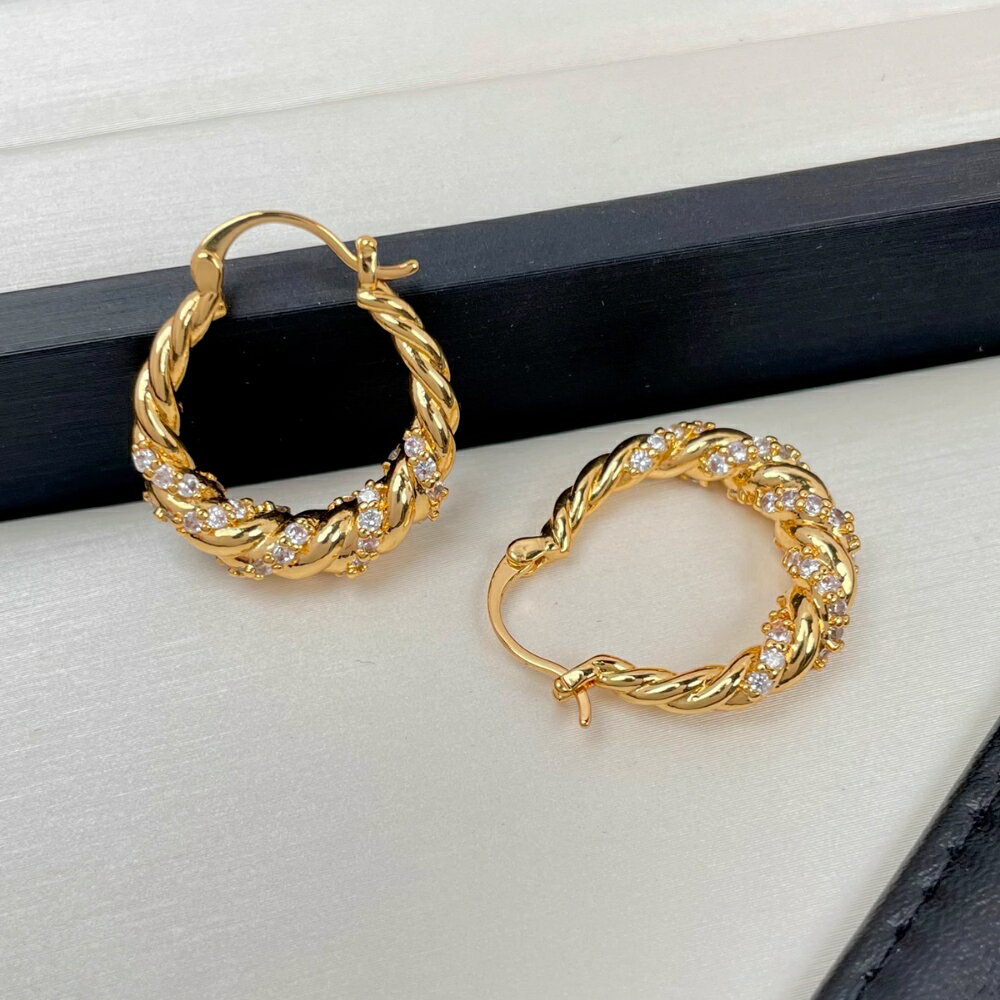 SU SU︱捲捲麻花耳環❤️事業 招財 人緣 工作 健康 紓壓 水晶 飾品 耳環 項鍊 手鍊 現貨 穿搭 百搭 時尚 1