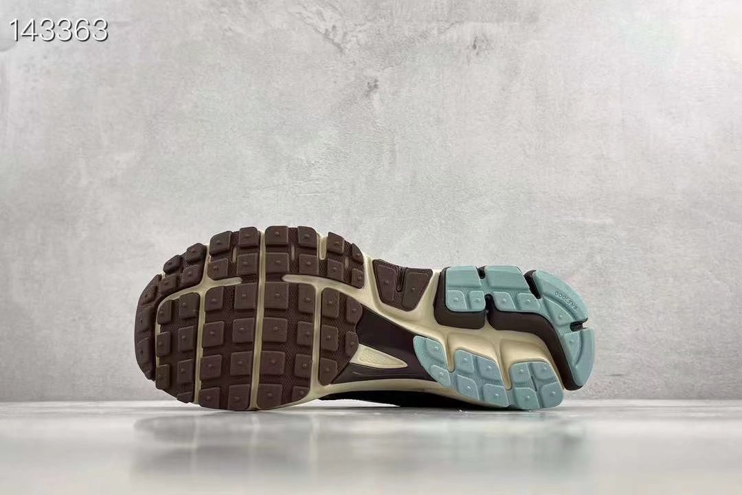 Nike Air Zoom Vomero 5 男女鞋 3