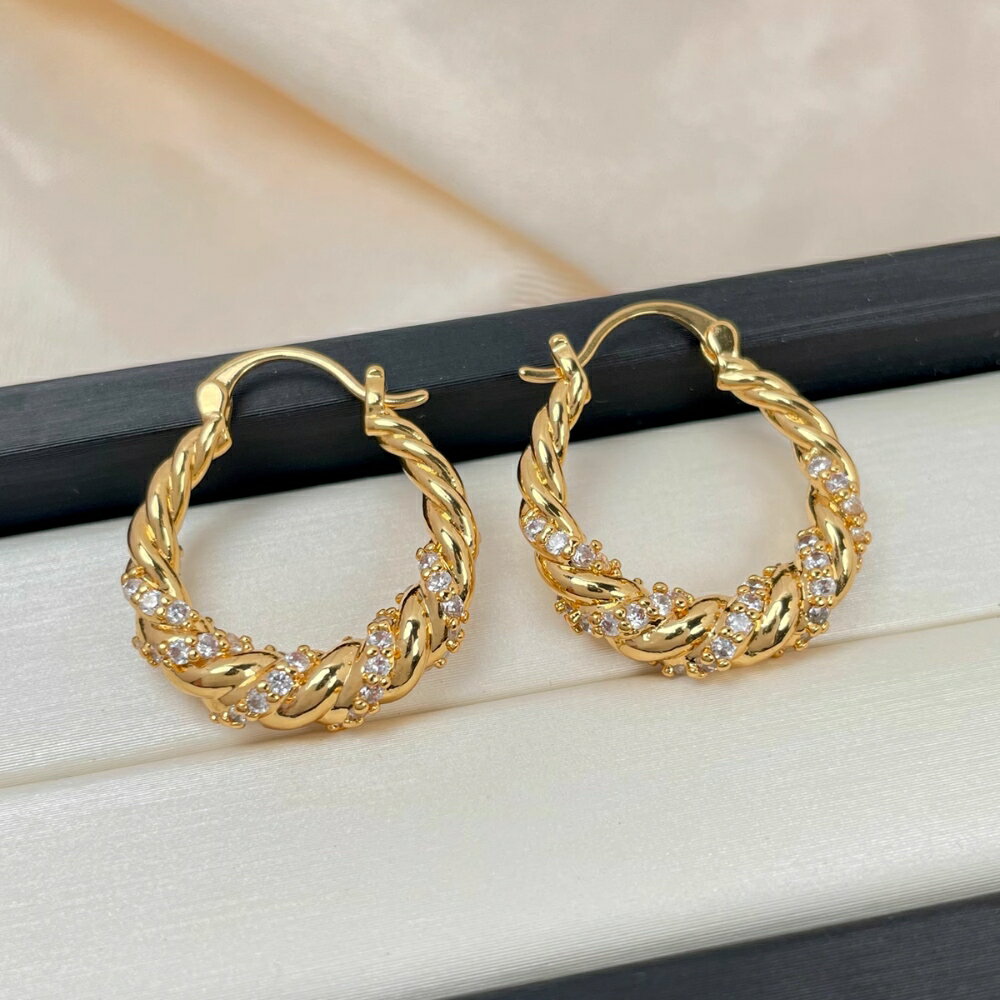 SU SU︱捲捲麻花耳環❤️事業 招財 人緣 工作 健康 紓壓 水晶 飾品 耳環 項鍊 手鍊 現貨 穿搭 百搭 時尚