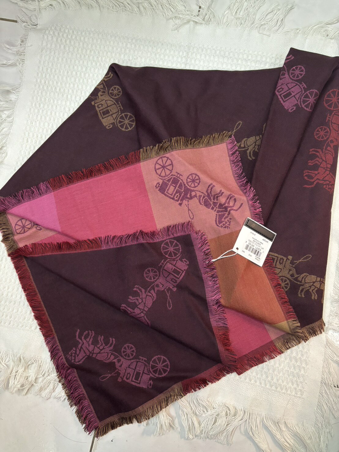 現貨在台~不用等~ Coach 酒紅/粉紅色馬車logo雙面大方巾 5