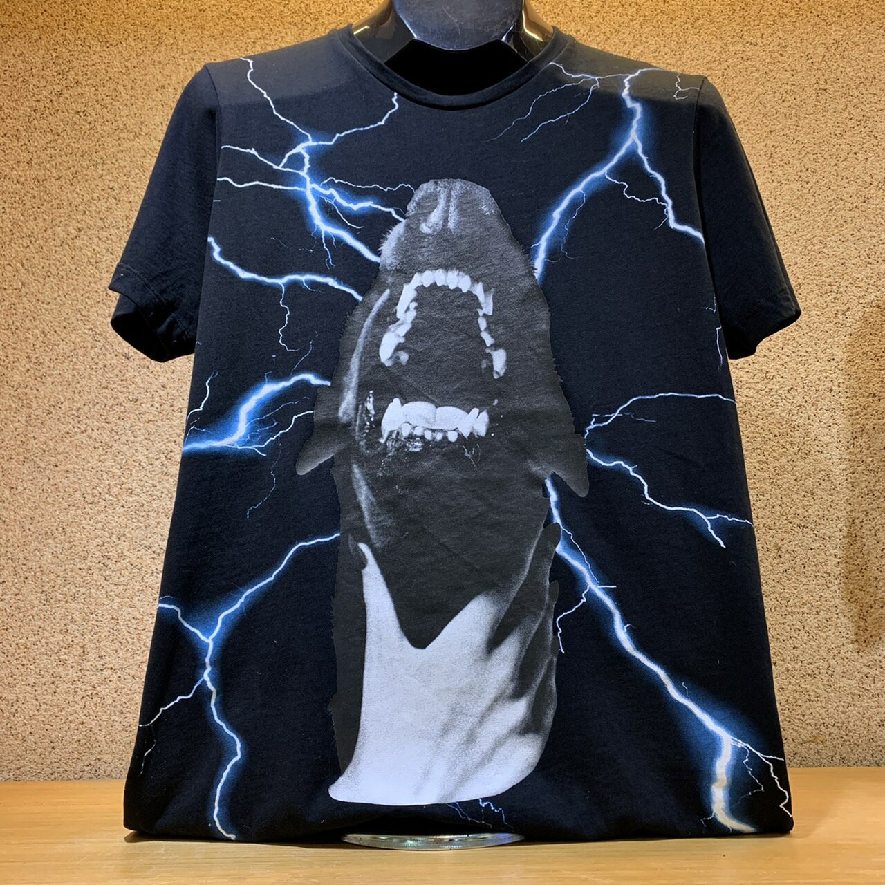 (零碼庫存)(M/XL3XL)(Little bee小蜜蜂精品)倫敦品牌 RH45 嘶吼 黑底短T 短袖 絕版款售完沒有
