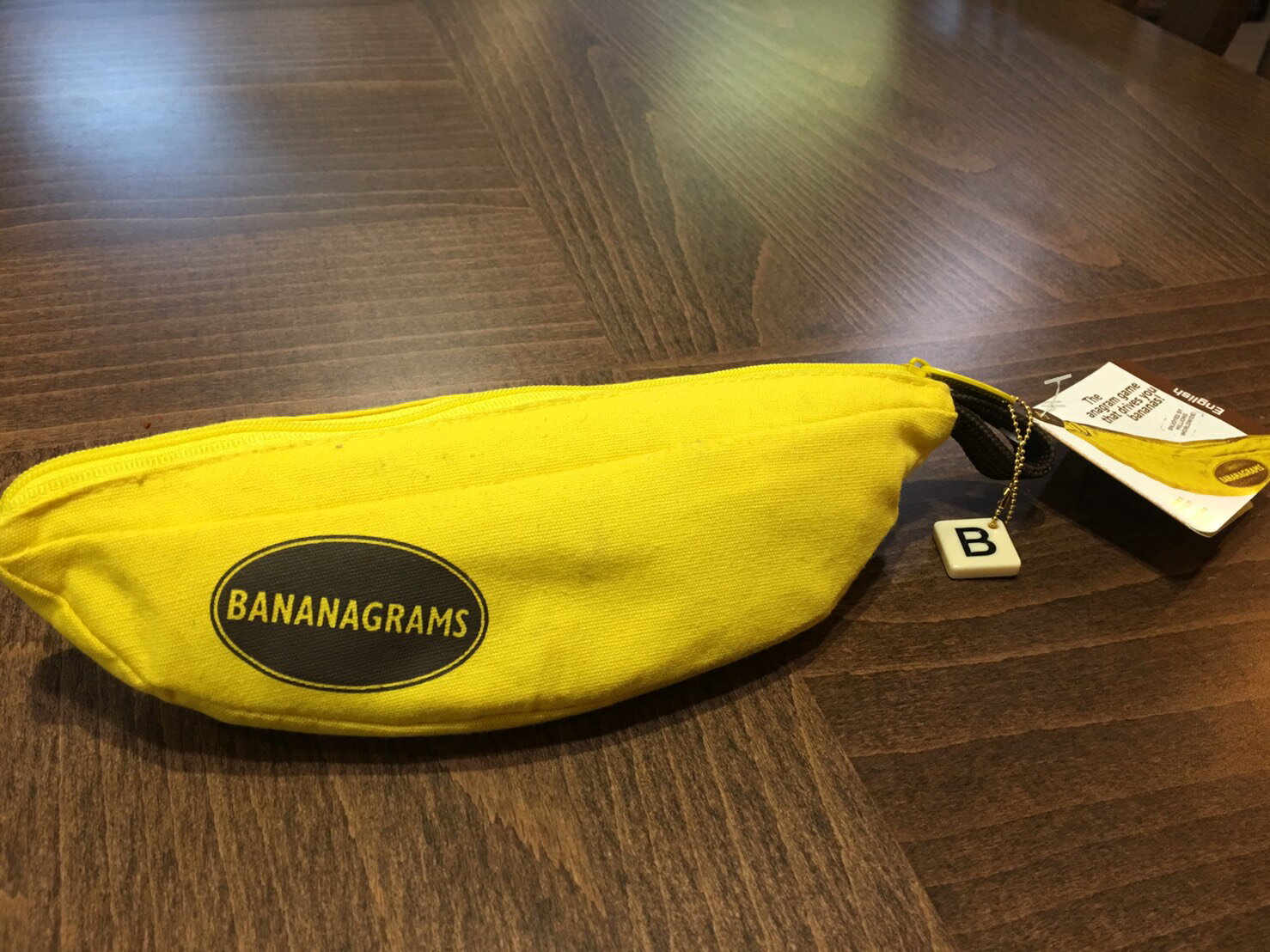 【桌遊侍】香蕉拼字 Banana Grams 正版實體店面快速出貨《免運.再送充足牌套》任兩件再九折喔!!