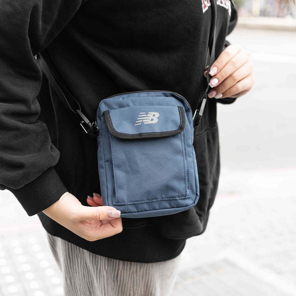 【全館滿額折】 New Balance 藍 輕便 側背 反光Logo 斜揹包 H8549【新竹皇家LAB51526VTI】