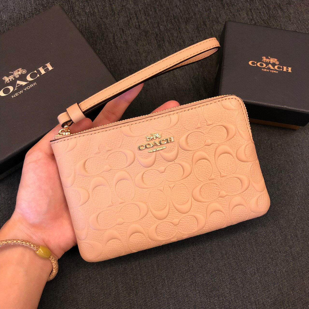 COACH 立體小logo壓紋單層手拿包 裸色 新款 手拿包 錢包 現貨 美國代購