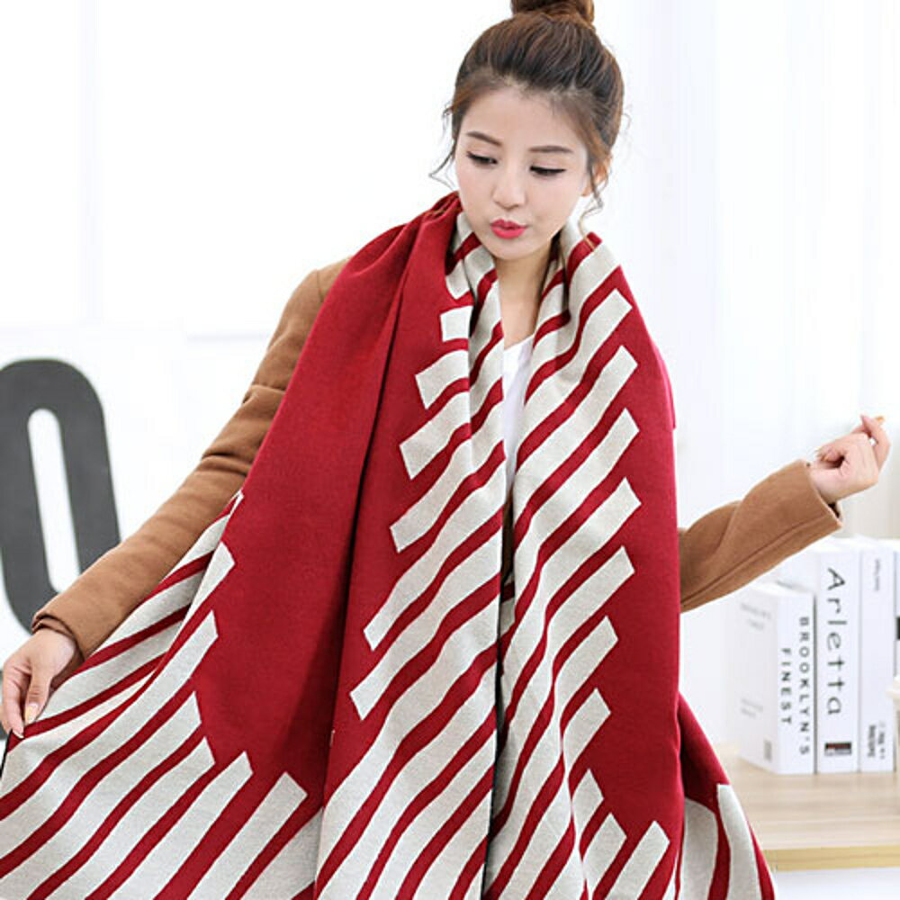 ✤宜家✤【WI16111429】冬季保暖時尚亮麗線條撞色加厚兩用圍巾 披肩(棗紅+米色)